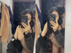 Gái xinh vú ngon "đi ngoài" ny cho thằng bạn thân trả bài trong toilet